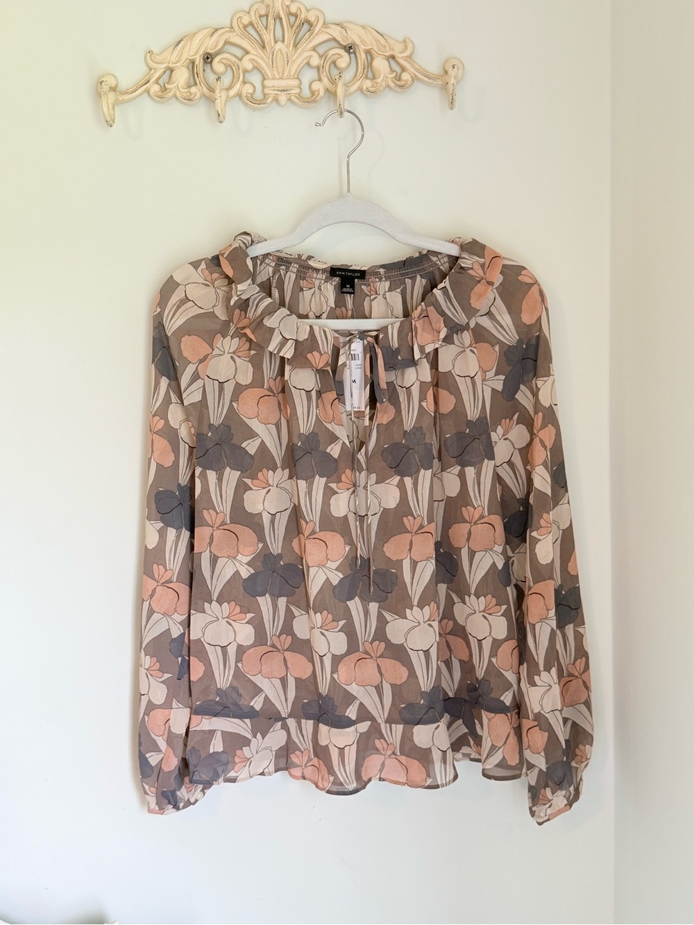 Ann Taylor Women's Floral Tie-Neck Blouse in Taupe Peach brand new never worn